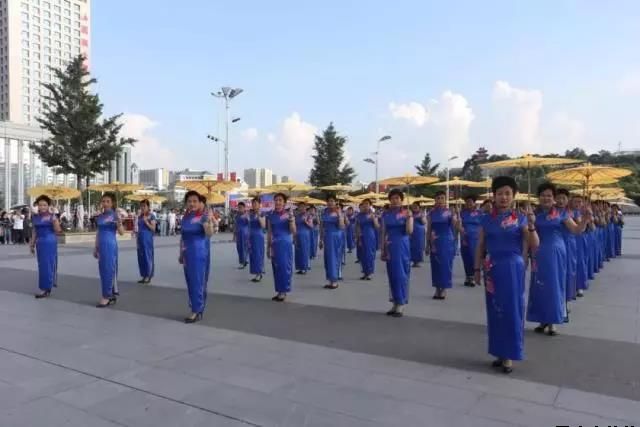 平?jīng)鲢垂军h委和興北路社區(qū)綠地廣場商圈黨建聯(lián)盟合作舉辦“謳歌新時代 共圓中國夢”紀念改革開放四十周年大型群眾廣場文化活動(圖5) 平?jīng)鲢垂军h委和興北路社區(qū)綠地廣場商圈黨建聯(lián)盟合作舉辦“謳歌新時代 共圓中國夢”紀念改革開放四十周年大型群眾廣場文化活動(圖5)