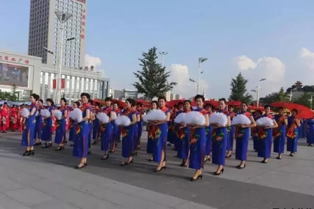 平?jīng)鲢垂军h委和興北路社區(qū)綠地廣場商圈黨建聯(lián)盟合作舉辦“謳歌新時代 共圓中國夢”紀念改革開放四十周年大型群眾廣場文化活動(圖6) 平?jīng)鲢垂军h委和興北路社區(qū)綠地廣場商圈黨建聯(lián)盟合作舉辦“謳歌新時代 共圓中國夢”紀念改革開放四十周年大型群眾廣場文化活動(圖6)