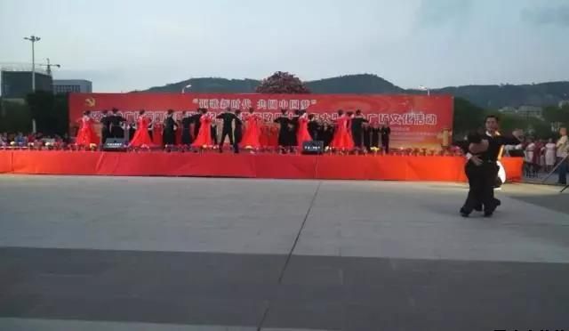 平?jīng)鲢垂军h委和興北路社區(qū)綠地廣場商圈黨建聯(lián)盟合作舉辦“謳歌新時代 共圓中國夢”紀念改革開放四十周年大型群眾廣場文化活動(圖10) 平?jīng)鲢垂军h委和興北路社區(qū)綠地廣場商圈黨建聯(lián)盟合作舉辦“謳歌新時代 共圓中國夢”紀念改革開放四十周年大型群眾廣場文化活動(圖10)