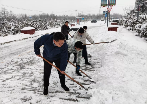 市產(chǎn)投集團組織全體員工掃雪除冰(圖2) 市產(chǎn)投集團組織全體員工掃雪除冰(圖2)